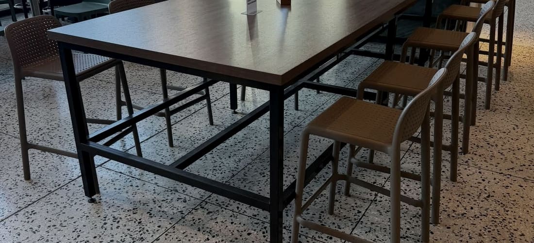 Bord och barstolar på ett polerat terrazzogolv – ett av våra uppdrag