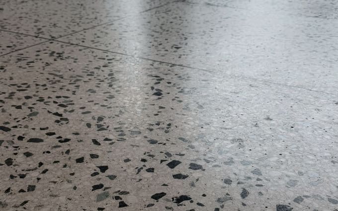 Blankpolerat terrazzogolv i närbild där ljuset speglas